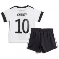 Otroški Nogometni dresi Nemčija Serge Gnabry #10 Domači SP 2022 Kratek Rokav (+ Kratke hlače)
